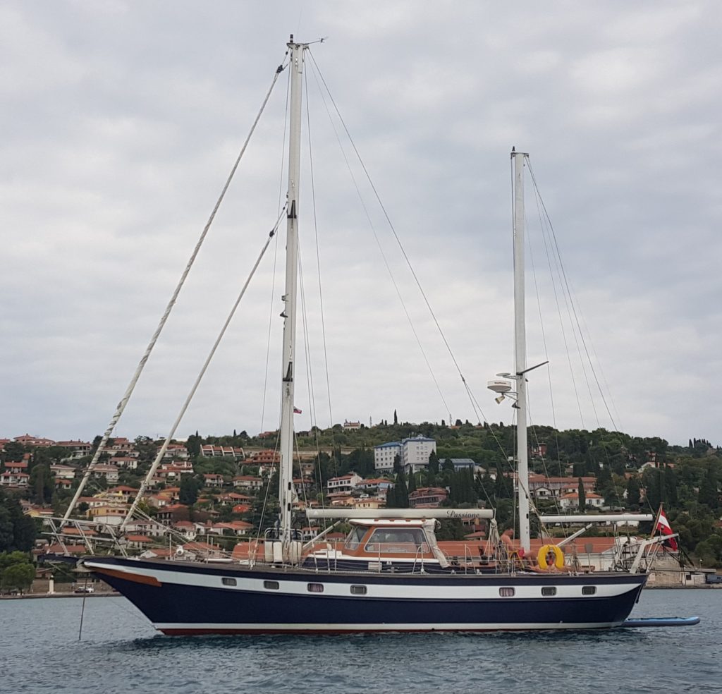 klassische Segelyacht vor Anker mit der Ausstattung der klassischen Ketsch Nordia45