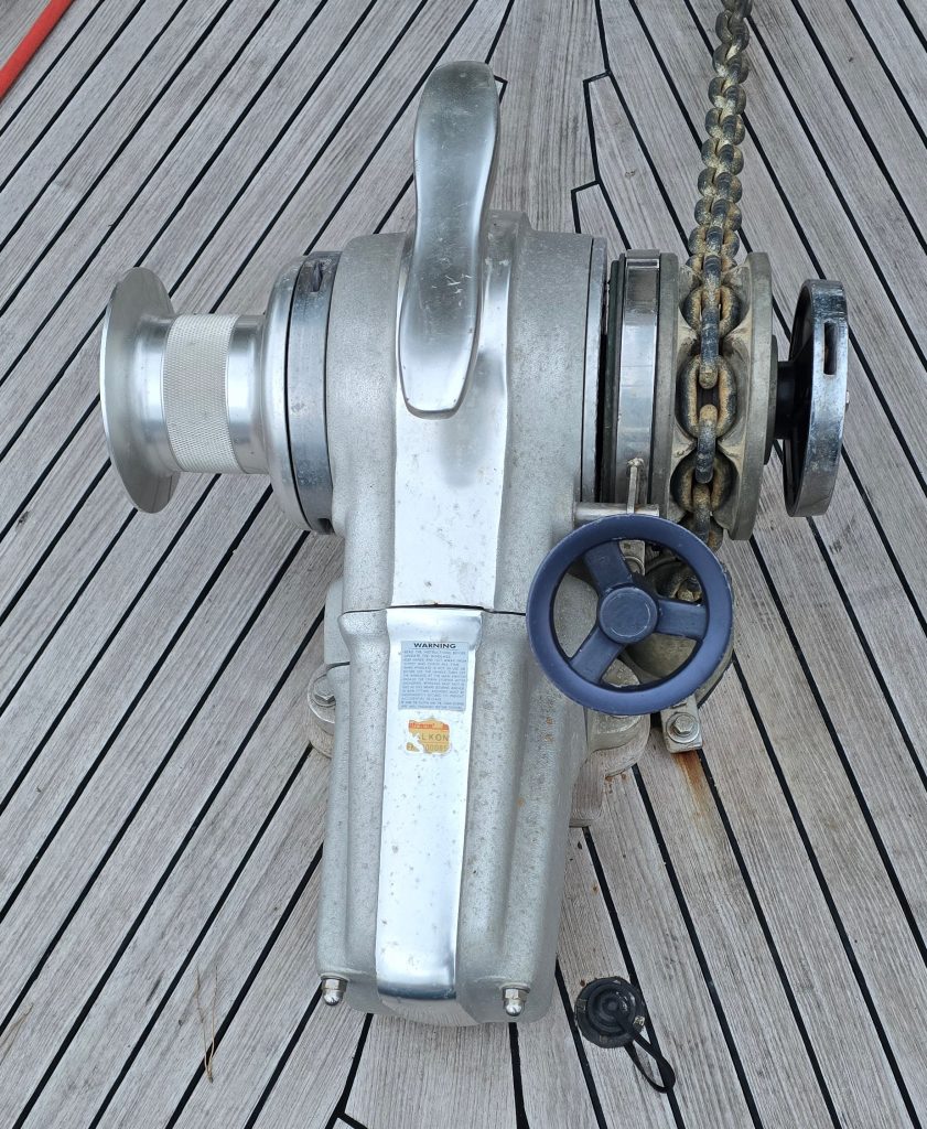 24V Ankerwinsch von Lofran Modell Falcon  auf der Nordia45 Schwesterschiff der Jongert15 einer 15 Meter Segelyacht, Ketsch mit Mittelcockpit, eine
klassische Segelyacht, Stahlyacht, Zweimaster, mit Rollreff Anlage, 