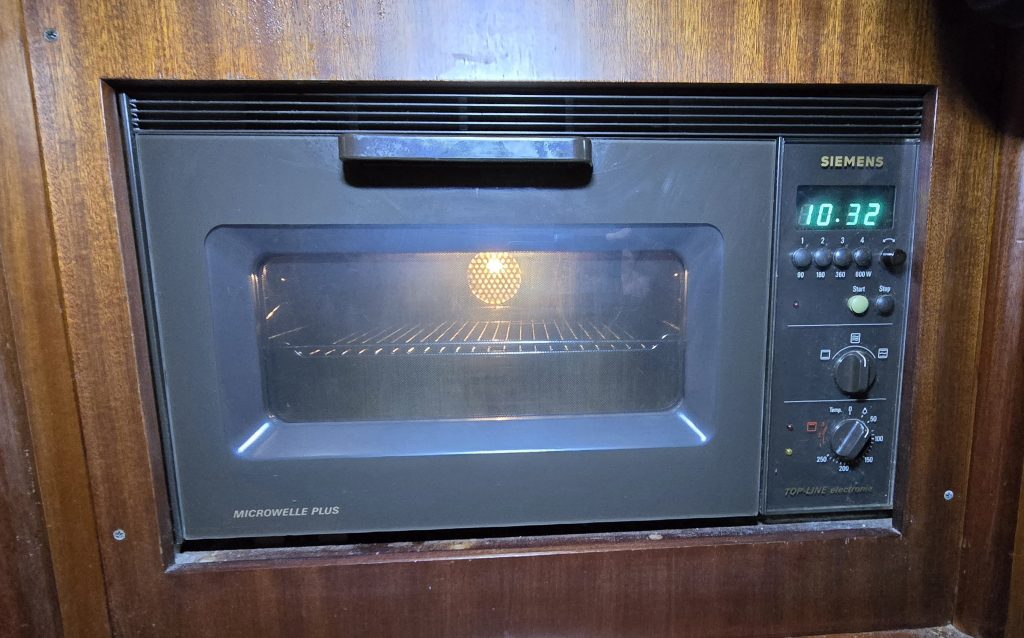 Backrohr mit kombinierter Mikrowelle