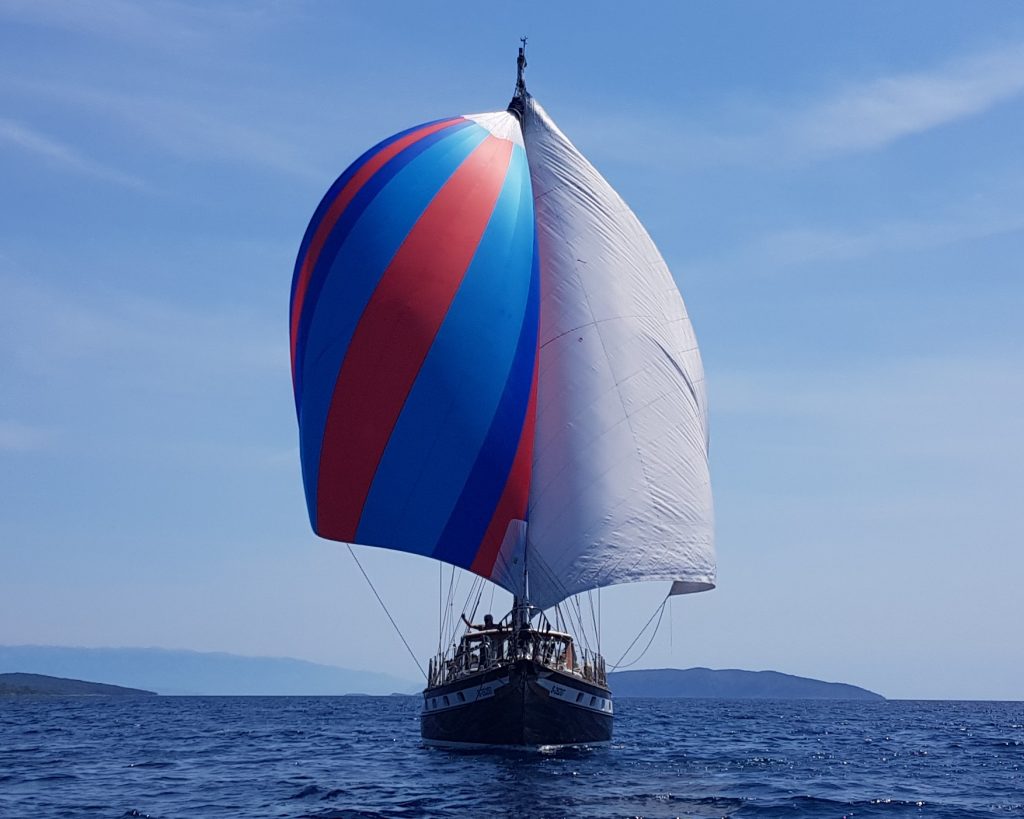 Segelführung bei Vorwind mit Genua und Blister
 der Nordia45 Schwesterschiff der Jongert15 einer 15 Meter Segelyacht, Ketsch mit Mittelcockpit, eine
klassische Segelyacht, Stahlyacht, Zweimaster, mit Rollreff Anlage, 