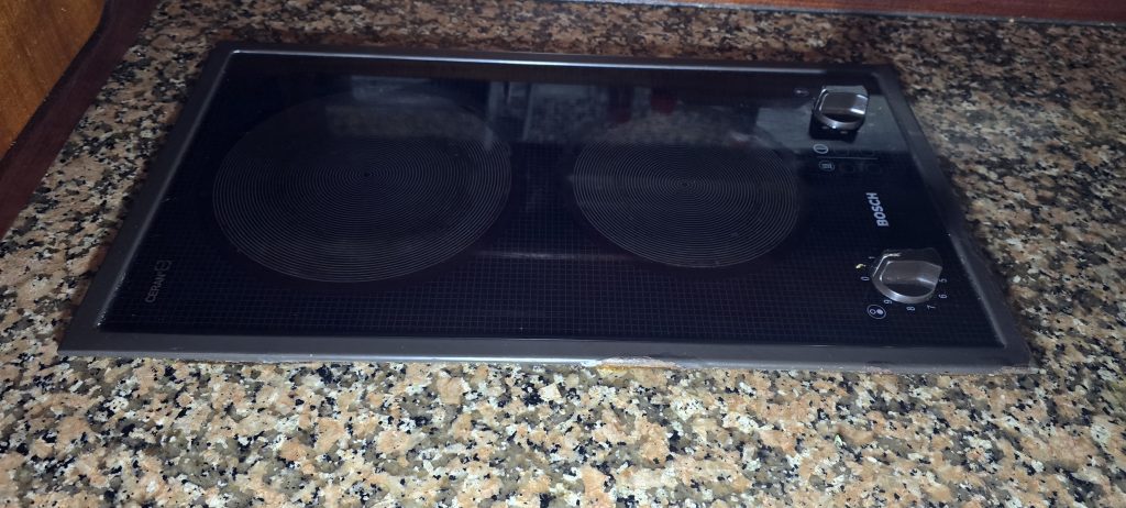 elektrischer zwei Plattenherd mit Ceranfeld