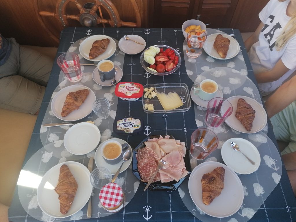 Cockpittisch gedeckt für 6 Personen mit der Ausstattung der klassischen Ketsch Nordia45