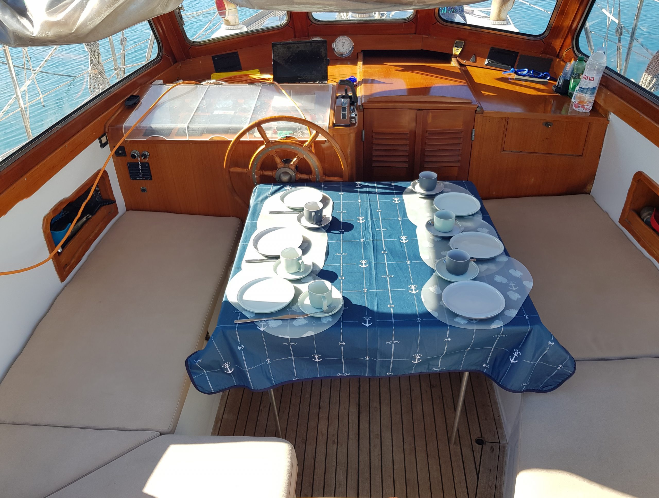 Cockpittisch gedeckt für 6 Personen