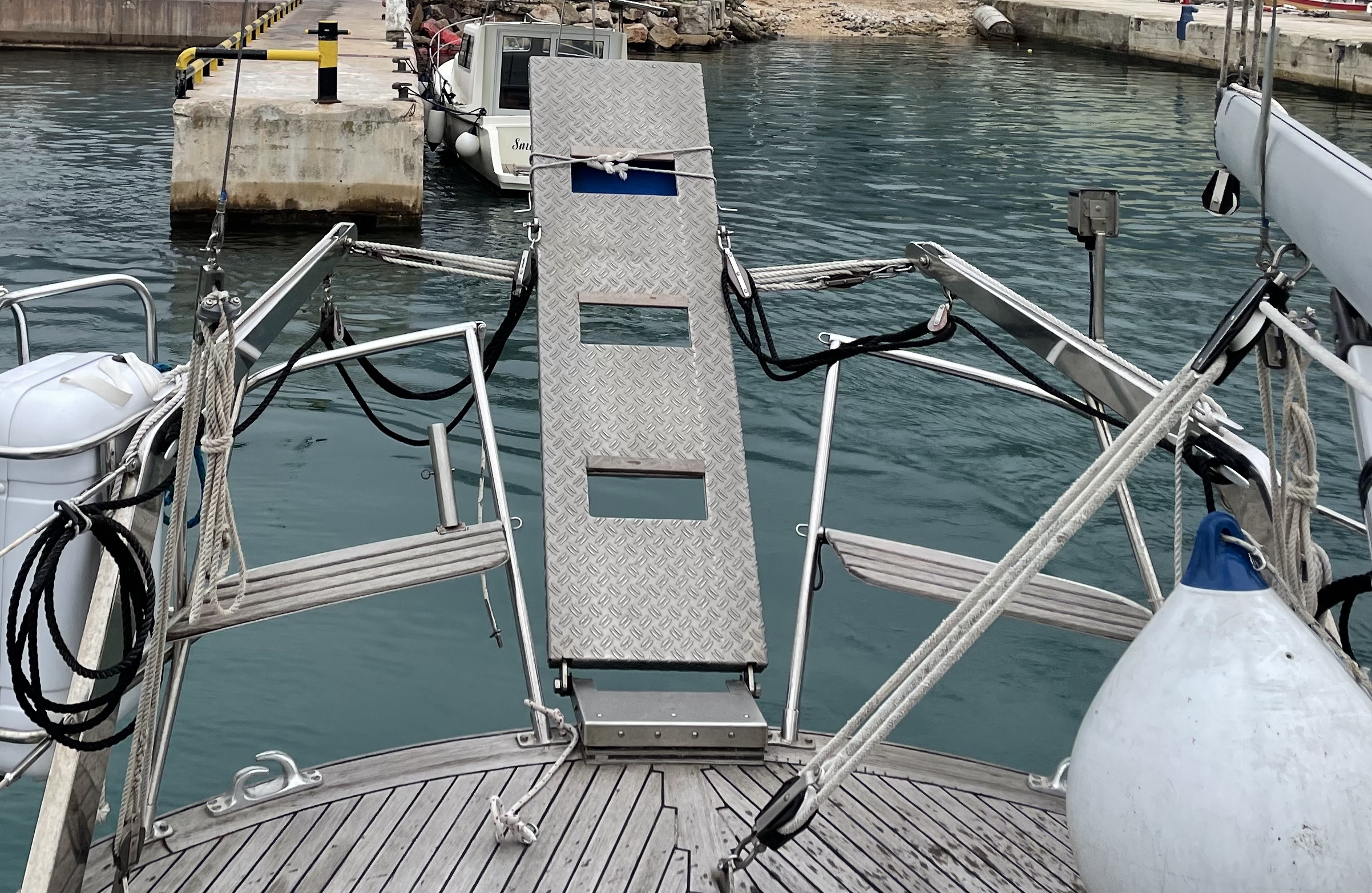 Davits für Beiboot und ausziehbarer Gangway die auch als Leiter verwendet werden kann