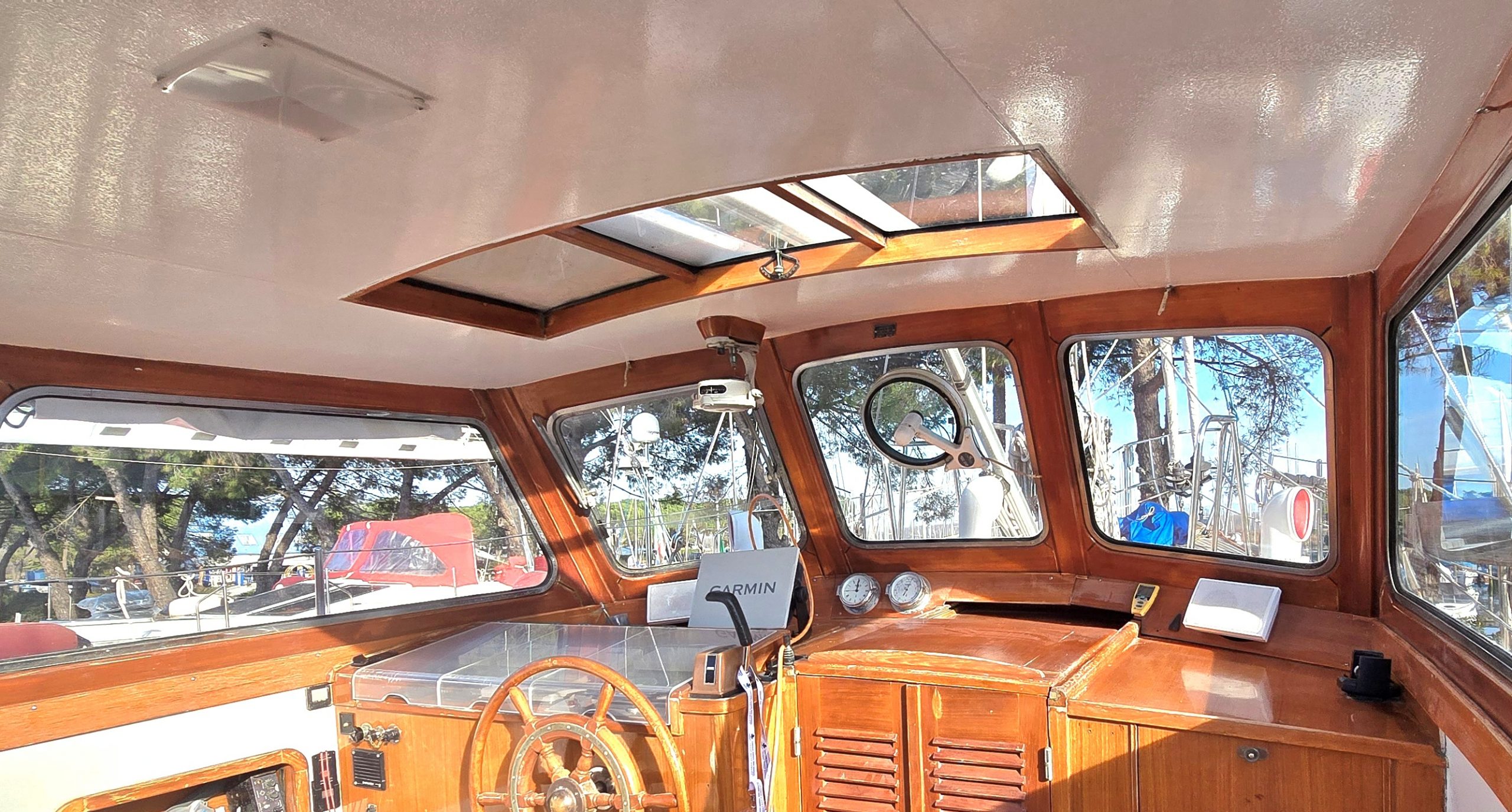 Deckshaus mit Steuerstand und Dachfenster zu den Segeln