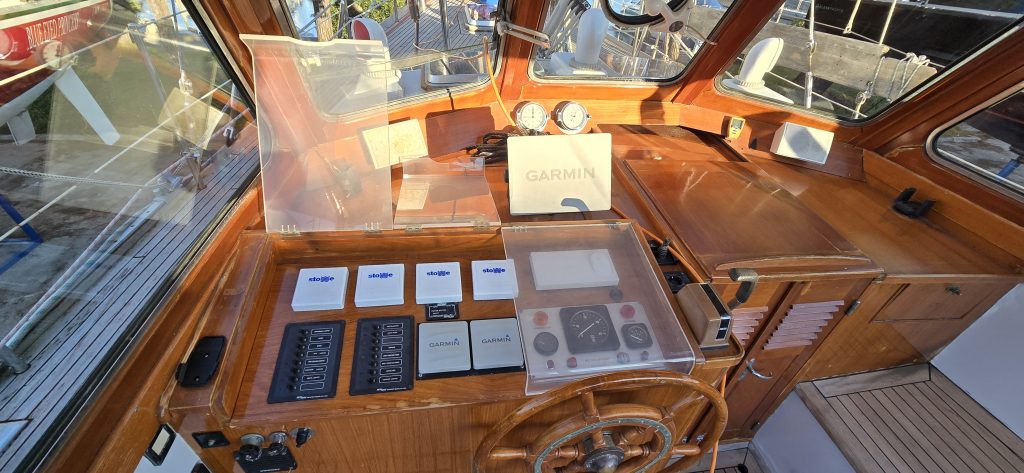 Steuerstand mit modernen vernetzten Garmin Navigationsinstrumenten
im Mittelkockpit der Nordia45 einer 15 Meter Segelyacht, Ketsch mit Kuttertakelung. Guter Überblick auf Segel mit Rollreffanlage