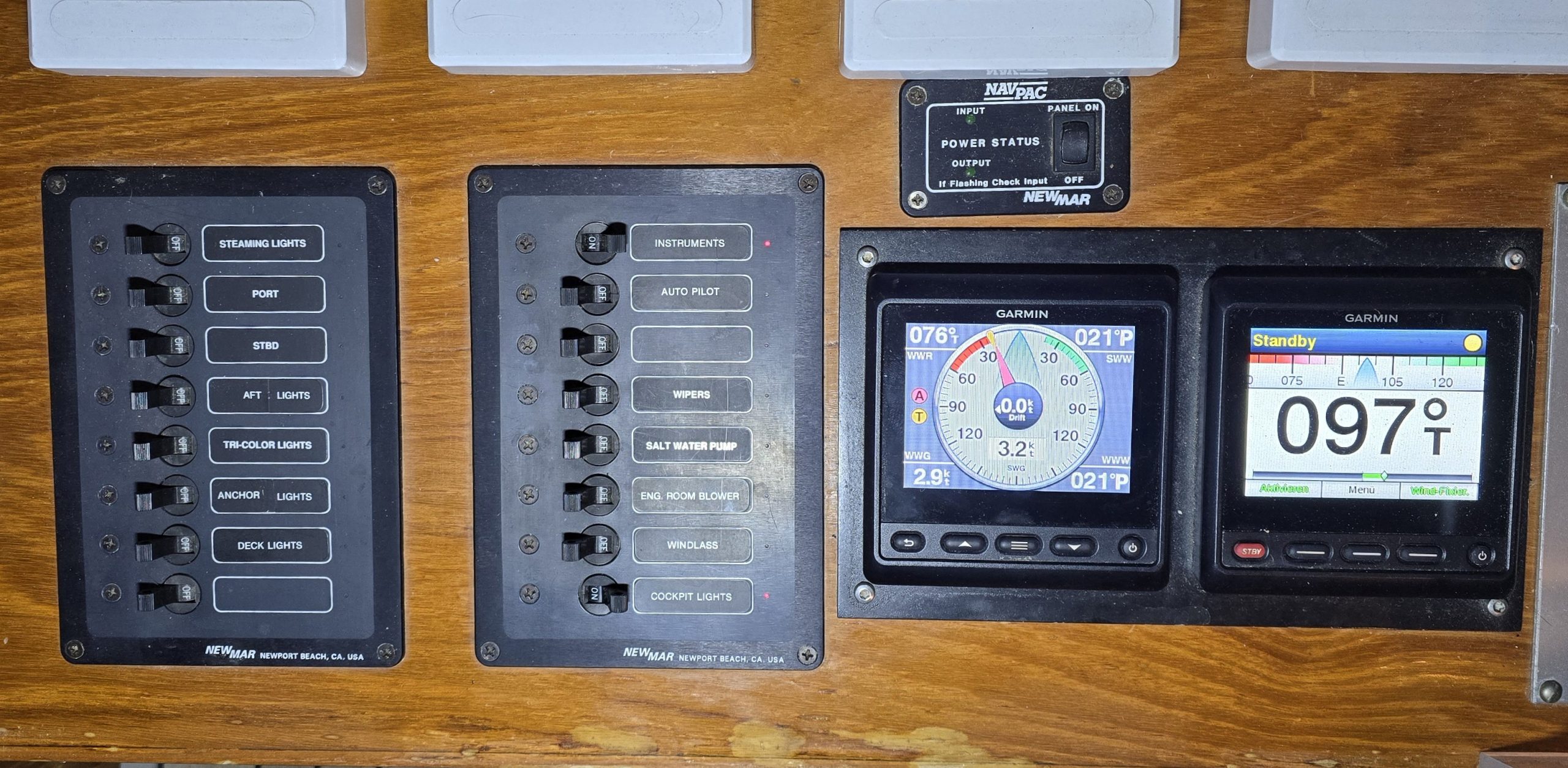 Garmin Navigationsanzeigen mit Panel für Bordelektrik