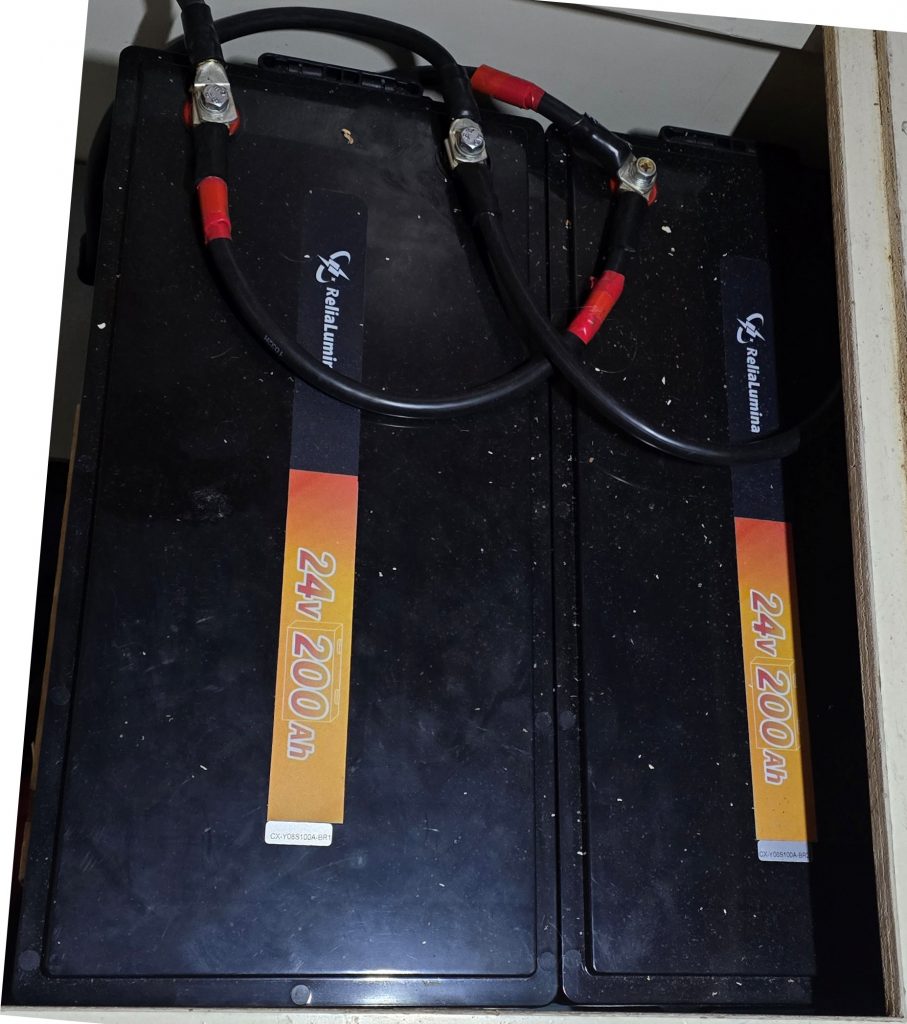 Zwei Batterie mit je 24V 200Ah parallel geschaltet versorgen die Nordia45  eine 15 Meter Segelyacht, Ketsch mit Mittelcockpit
über einen Wechselrichter das 220V Netz anstelle des Landanschlusses