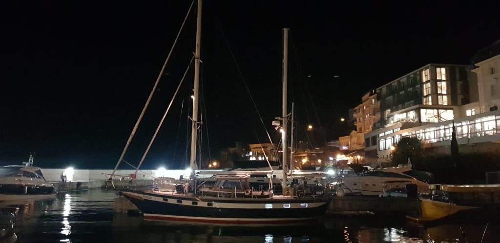 Ausstattung der klassischen Ketsch Nordia45 am Liegeplatz bei Nacht