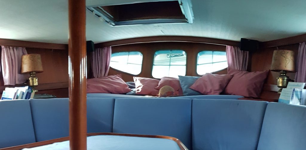 Klassischer Salon mit weiterer Koje bei den Achter Luken