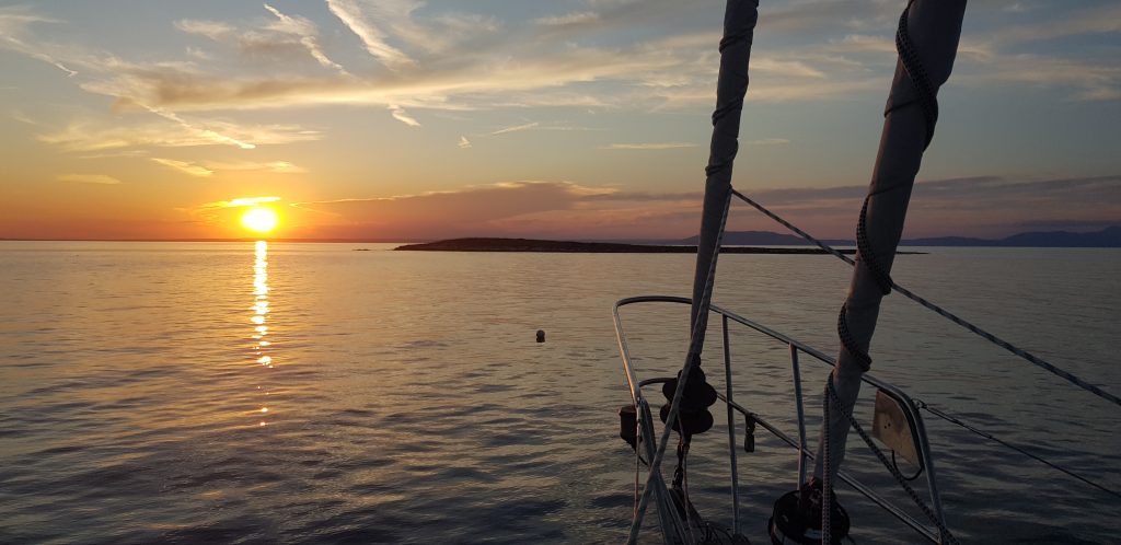 Sonnenuntergang von  einer klassischen Yacht mit modernster  Ausstattung der klassischen Ketsch Nordia45