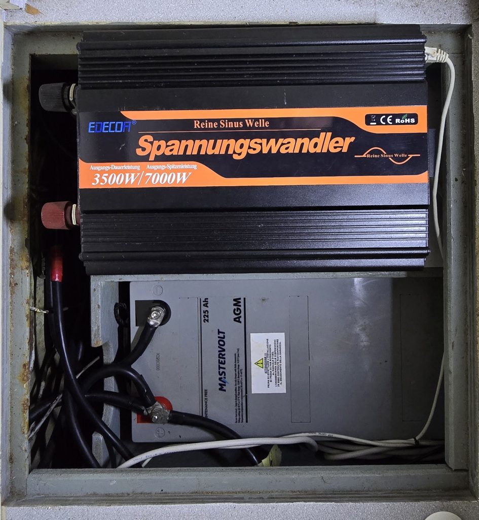 Wechselrichter für das 220V Netz um die Nordia45 Schwesterschiff der Jongert15 einer 15 Meter Segelyacht, Ketsch mit Mittelcockpit ohne Landanschluss zu versorgen.
klassische Segelyacht, Stahlyacht, Zweimaster, Rollreff Anlage, 