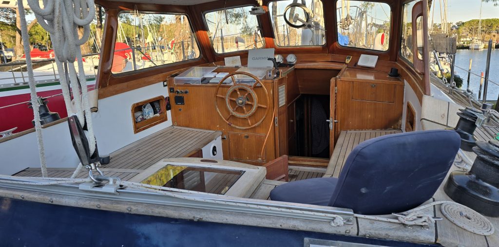 Steuerstand im geräumigen Mittelcockpit