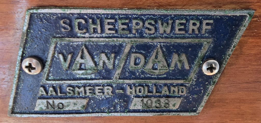 originale Plakette der Robert van Dam Werft Hersteller der Nordia45 und Jongert15 einer 15 Meter Segelyacht, Ketsch mit Mittelcockpit