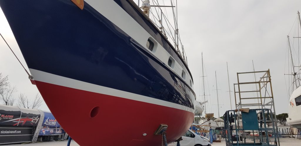 Nordia45 an Land Klassiker mit Langkiel und Bugspriet mit der Ausstattung der klassischen Ketsch Nordia45